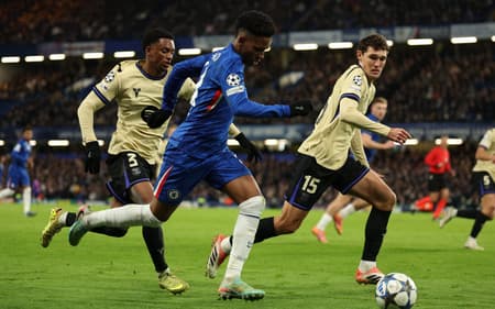 Estêvão em ação no duelo entre Chelsea e Barcelona, na Champions League (Foto: Adrian Dennis/AFP)