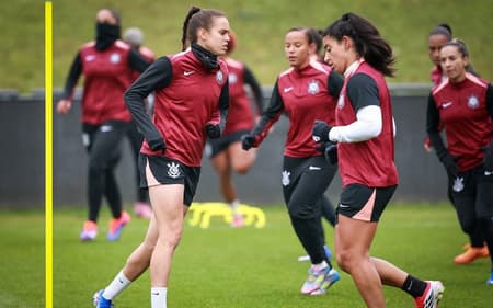 Ana Vitória, Duda Sampaio e demais atletas do Corinthians durante treino em Londres. (Foto: Rodrigo Gazzanel/Corinthians)