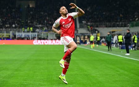 Gabriel Jesus celebra gol marcado pelo Arsenal contra a Inter de Milão