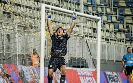 Gustavo Felix, goleiro do Fluminense, comemora defesa decisiva contra o Referência, pela Copinha (Foto: Leonardo Brasil/FFC)