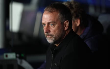 Hansi-Flick observa duelo entre Barcelona e Frankfurt, pela Champions League