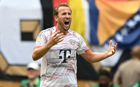 Harry Kane comemora classificação do Bayern de Munique às quartas de final do Mundial de Clubes após vitória contra o Flamengo (Foto: CHANDAN KHANNA / AFP)
