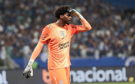 Hugo Souza em Cruzeiro x Corinthians pela semifinal da Copa do Brasil