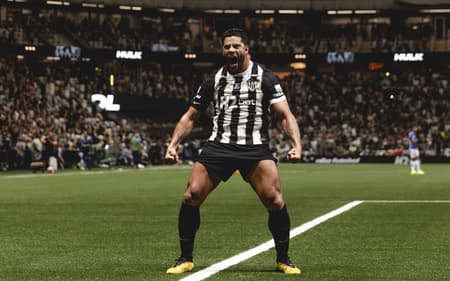Hulk fazendo sua comemoração característica (Foto: Pedro Souza / Atlético)