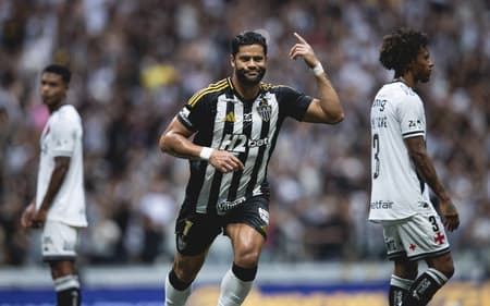 Hulk marca golaço de falta para o Atlético contra o Vasco (Foto: Pedro Souza / Atlético)