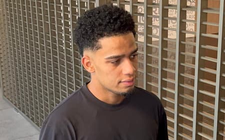 Brenner, reforço do Vasco, conversa com a imprensa na chegada ao Rio de Janeiro (Foto: Maurício Luz / Lance!)