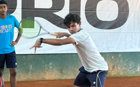 Valtinho Albuquerque, da Rocinha, bate na bola, observado por Cauã Santos