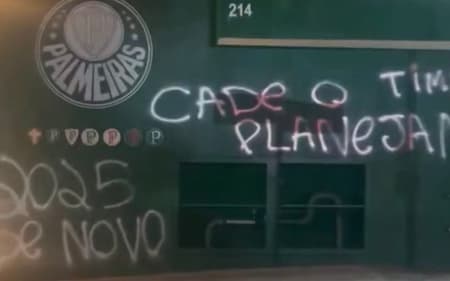 Muros sede do Palmeiras pichados