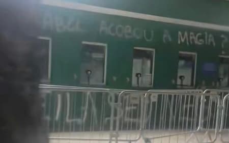 Muros sede do Palmeiras pichados