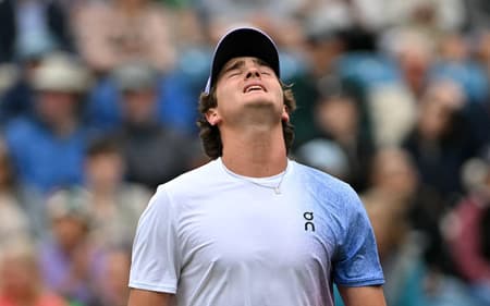 João Fonseca retoma a partida contra Taylor Fritz em Eastbourne (foto: Glyn KIRK / AFP)