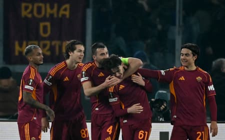 Jogadores da Roma comemorando o gol marcado an Europa League (Foto: Filippo Monteforte/AFP)