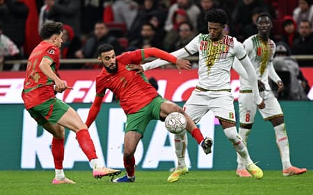 Jogadores de Marrocos e Mali disputam bola em duelo equilibrado na Copa Africana de Nações