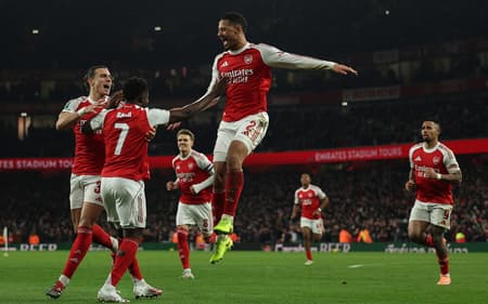 Jogadores do Arsenal comemoram gol sobre o Crystal Palace, pela Copa da Liga Inglesa