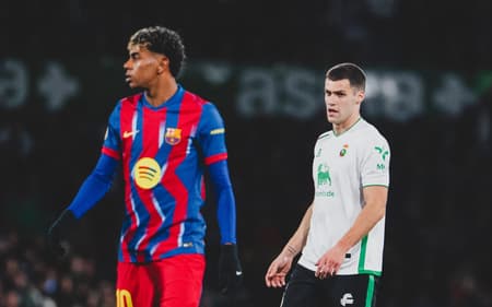 Jogadores do Barcelona e Racing em campo (Foto: Reprodução/X)