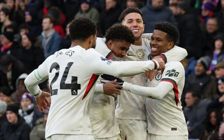 Jogadores do Chelsea celebram gol contra o Crystal Palace, pela Premier League