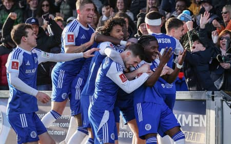 Jogadores do Macclesfield comemoram vitória sobre Crystal Palace e classificação história na FA Cup