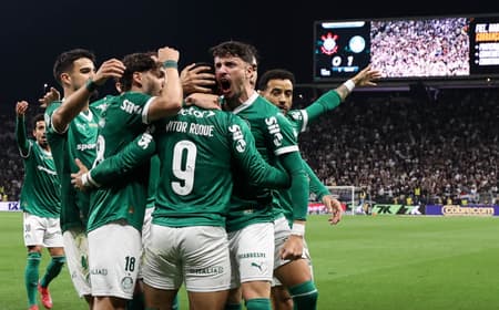Jogadores do Palmeiras comemoram gol marcado
