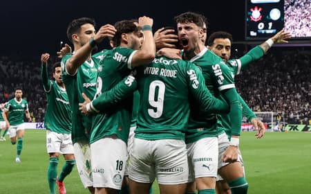 Jogadores do Palmeiras comemoram gol marcado