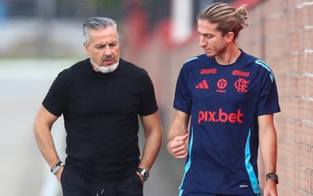 José Boto e Filipe Luís conversam durante treino do Flamengo no Ninho do Urubu (Foto: Adriano Fontes / Flamengo)