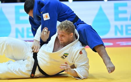 Brasileiro Rafael Buzacarini enfrenta Yelaman Yergaliyev, do Cazaquistão no Mundial de Judô (foto: Attila KISBENEDEK / AFP)
