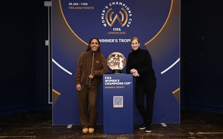 Alex Scottt e Jill Ellis durante apresentação do troféu da Copa dos Campeões. (Photo by Kate Green - FIFA/FIFA via Getty Images)