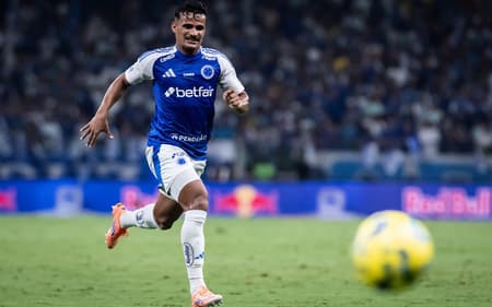 Kaiki Bruno em ação pelo Cruzeiro contra o Corinthians, pela Copa do Brasil