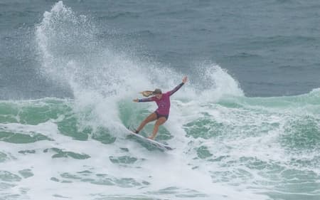 Laura Raupp foi a única a garantir uma vaga direta nas oitavas do Mundial Júnior de Surfe (Foto: WSL / Daniel Smorigo)