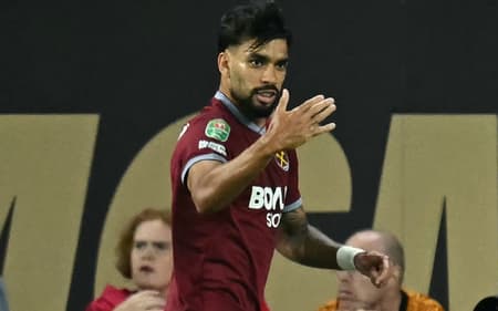 Lucas Paquetá comemora gol marcado pelo West Ham sobre o Wolverhampton, na Copa da Liga Inglesa