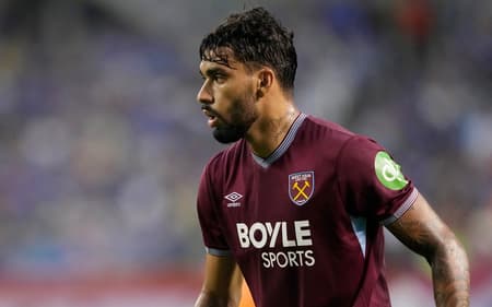 Lucas Paquetá, ex-Flamengo, em ação pelo West Ham durante amistoso contra o Everton (Foto: Patrick McDermott/AFP)