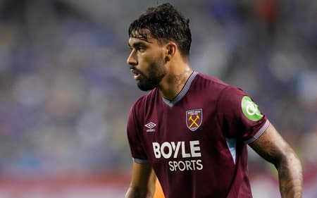 Lucas Paquetá, ex-Flamengo, em ação pelo West Ham durante amistoso contra o Everton (Foto: Patrick McDermott/AFP)