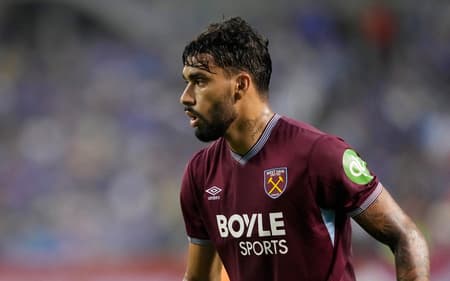 Lucas Paquetá, ex-Flamengo, em ação pelo West Ham durante amistoso contra o Everton (Foto: Patrick McDermott/AFP)