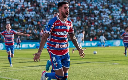 Lucero celebra gol no jogo Fortaleza x LDU pela final da Copa Sul-Americana 2023