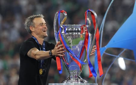 Luis Enrique ao lado da taça da Champions League vencida pelo PSG