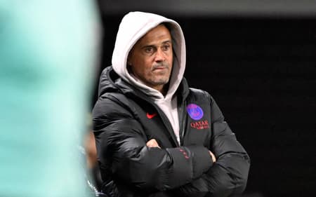 Luis Enrique observa jogo entre PSG e Metz, pela Ligue 1