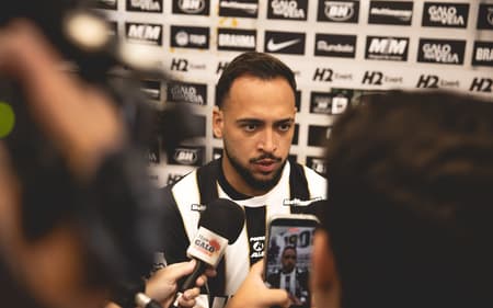 Maycon zona mista de apresentação (Foto: Pedro Souza / Atlético)