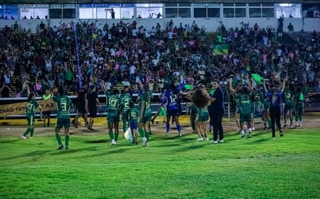 Torcida e time do Atletico-PI comemoram títulos brasileiros da Série A3. (Foto: Lucas Batista)
