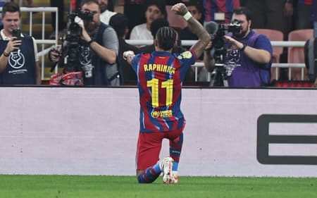Raphinha comemora um dos gols marcados pelo Barcelona sobre o Athletic Bilbao, pela Supercopa da Espanha