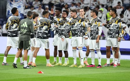 Equipe do Real Madrid durante aquecimento (Foto: Thomas COEX / AFP)