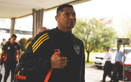 Rony na chegada a Quito para partida contra o Del Valle (Foto: Pedro Souza)
