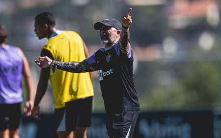 Sampaoli na cidade do galo durante treinamento (Foto: Pedro Souza / Atlético)