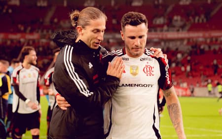 Saúl e Filipe Luís conversam no gramado do Beira-Rio após a vitória contra o Internacional, pela Libertadores (Foto: Reprodução Flickr/Clube de Regatas do Flamengo)