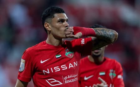 Mateusão em ação pelo Shabab Al Ahli (Foto: Shabab Al Ahli / X)