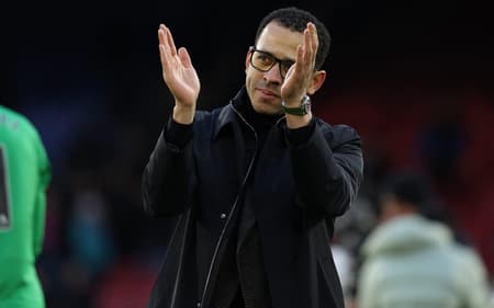 Técnico do Chelsea, Liam Rosenior aplaude seu time na vitória contra o Crystal Palace