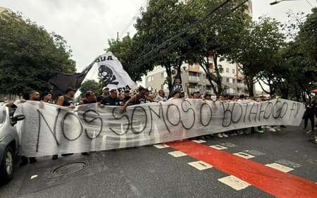 Torcedores do Botafogo protestam contra John Textor (Foto: Leonardo Bessa/ Lance!)