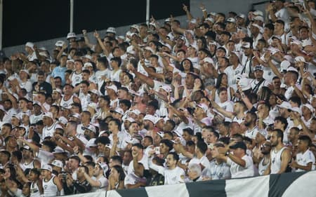 Torcida do Santos comemora o gol sobre o Novorizontino