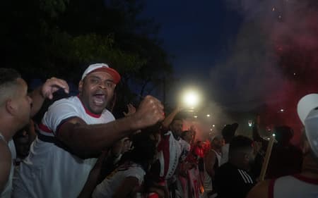 Torcida do São Paulo nos arredores do Morumbis no julgamento da presidência de Julio Casares