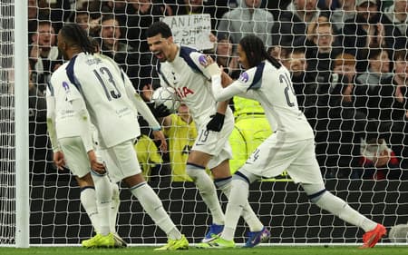 Pela sétima rodada da fase de liga da Champions League, o Tottenham venceu o Borussia Dortmund por 2 a 0 (Foto: Adrian Dennis / AFP)