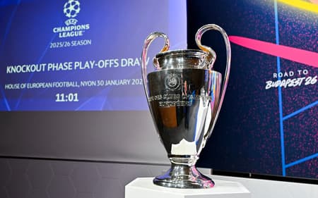Troféu da Champions League exposto no sorteio dos playoffs do torneio
