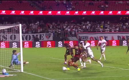 Disputa entre Alan Franco, do São Paulo, e Arrascaeta, do Flamengo, analisada pelo VAR (Foto: Reprodução/CBF)
