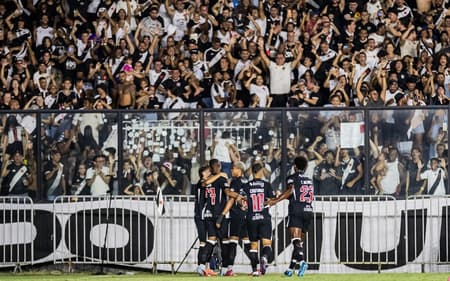 Jogadores do Vasco com a torcida em São Januário